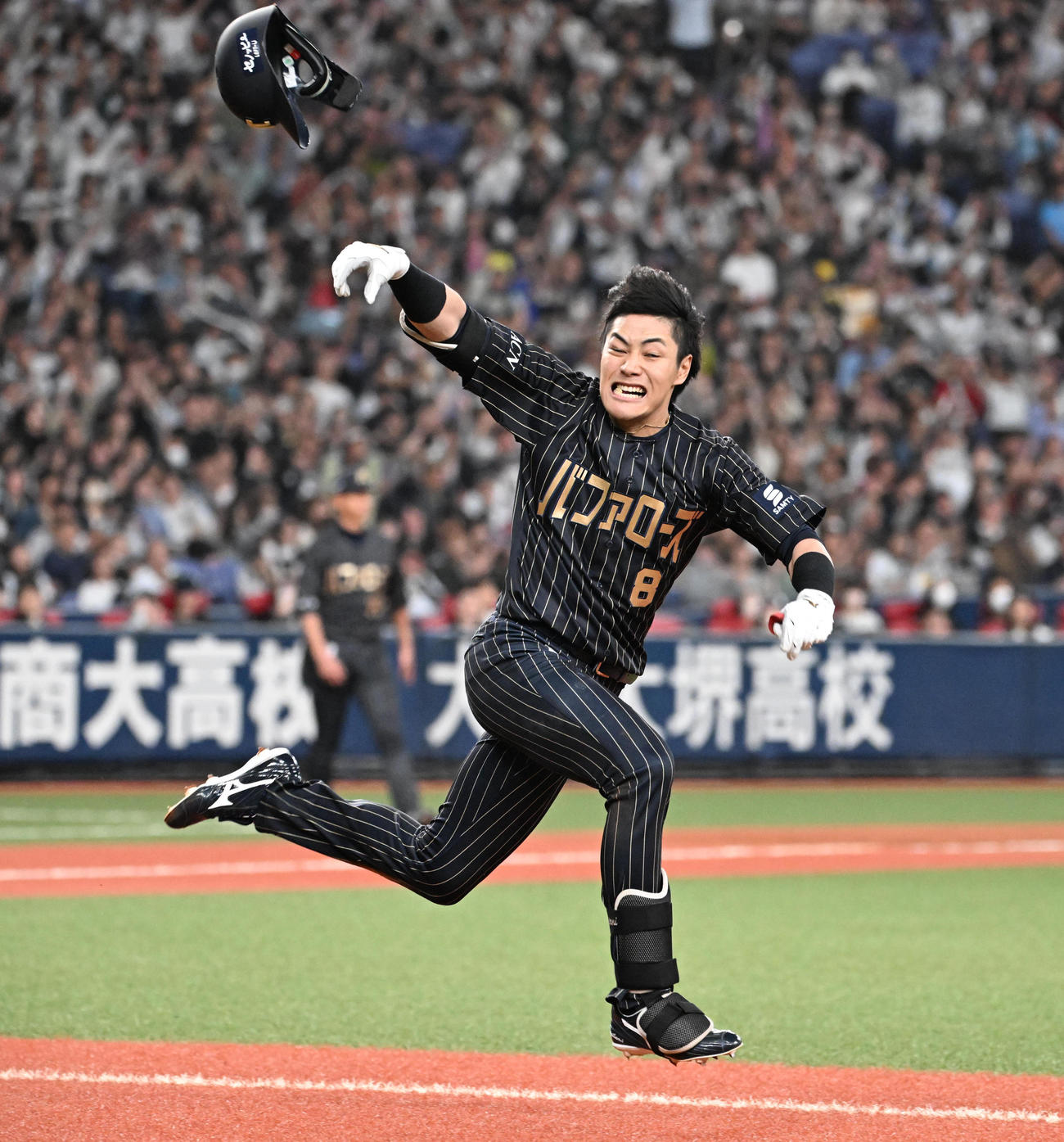 サヨナラ適時打を放った麦谷はヘルメットを放り投げる（2025年4月29日撮影）