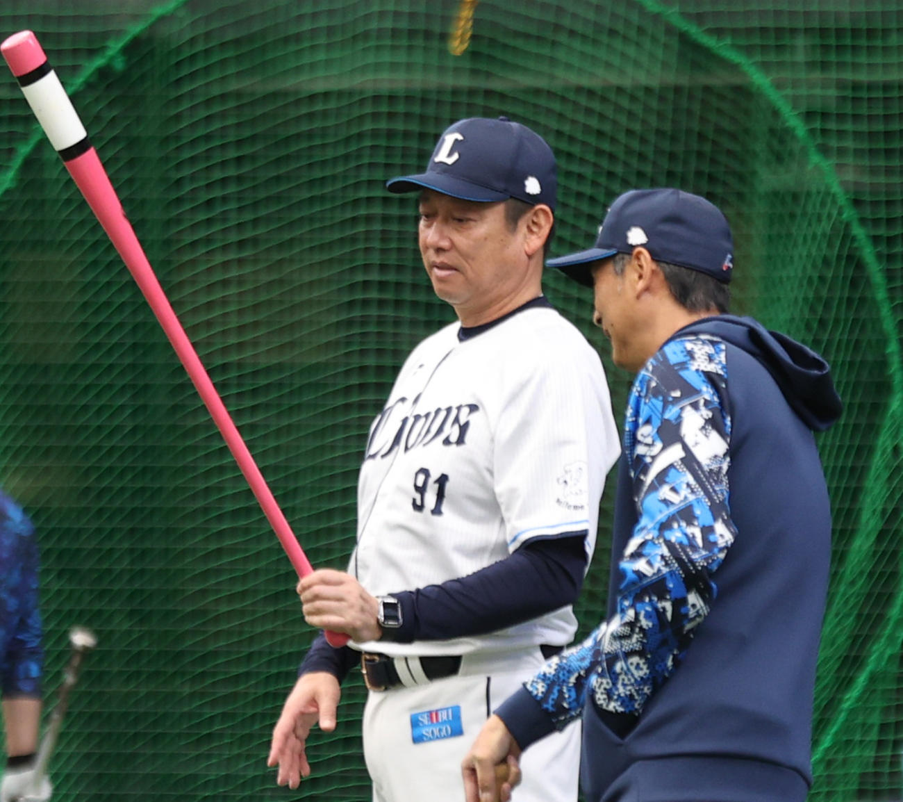 西武対ロッテ　試合前、母の日仕様のピンクのノックバットを西武西口監督に披露する鳥越コーチ