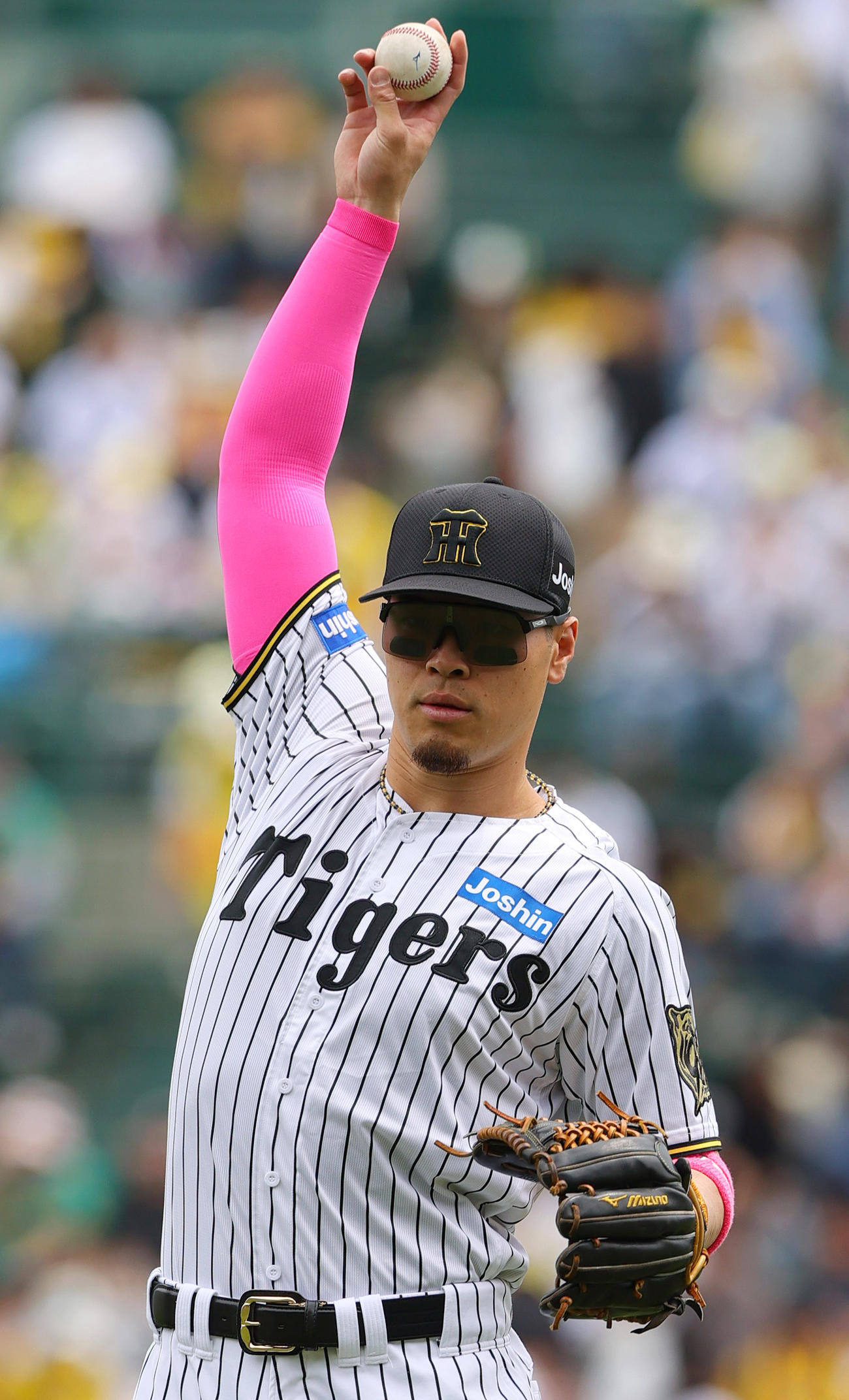 阪神対中日　NPBマザーズデーでピンク色のアイテムを身につける阪神佐藤輝（撮影・上山淳一）