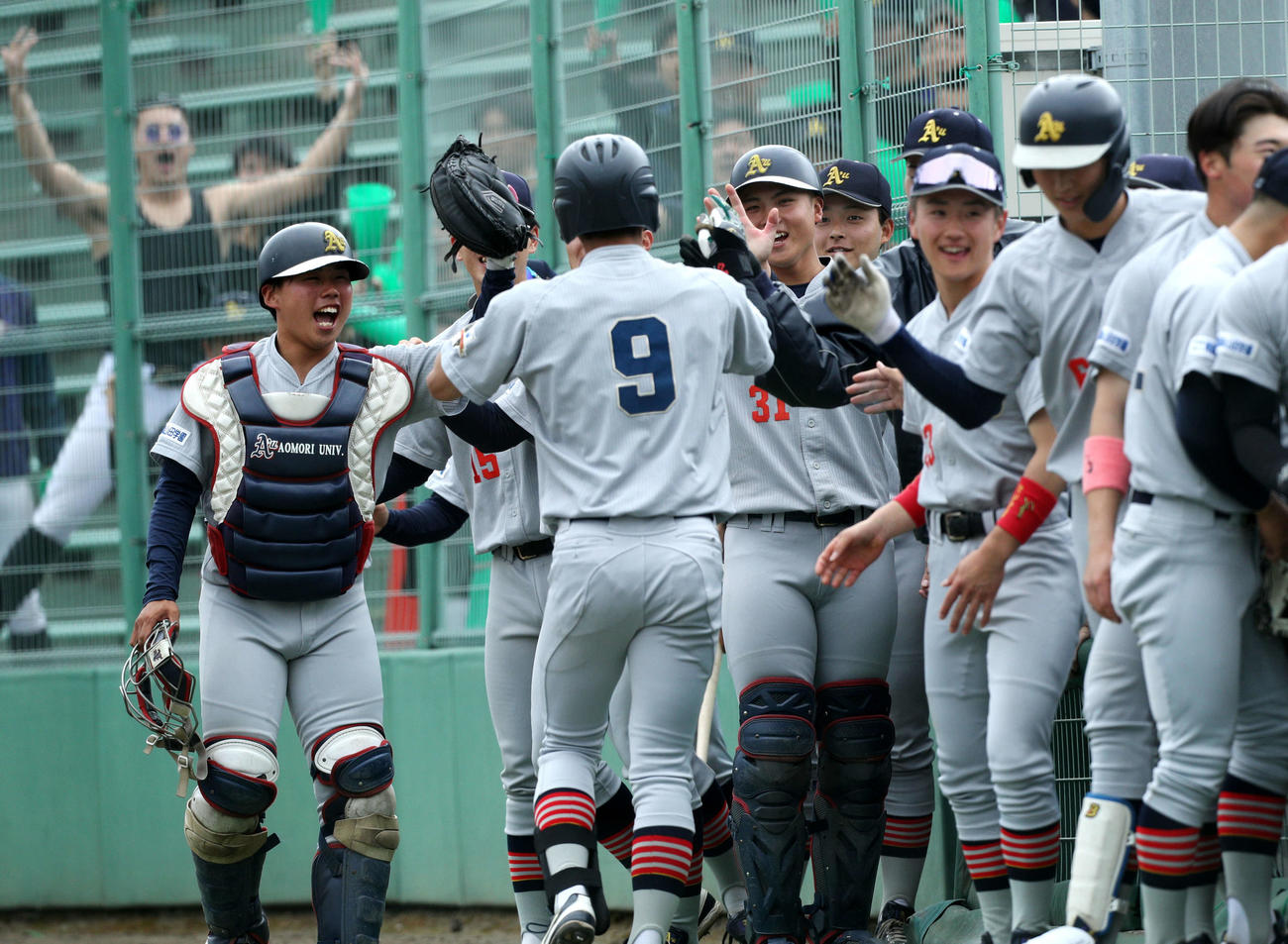 青森大対ノースアジア大　4回裏に勝ちこし、盛り上がる青森大ベンチ（撮影・木村有優）