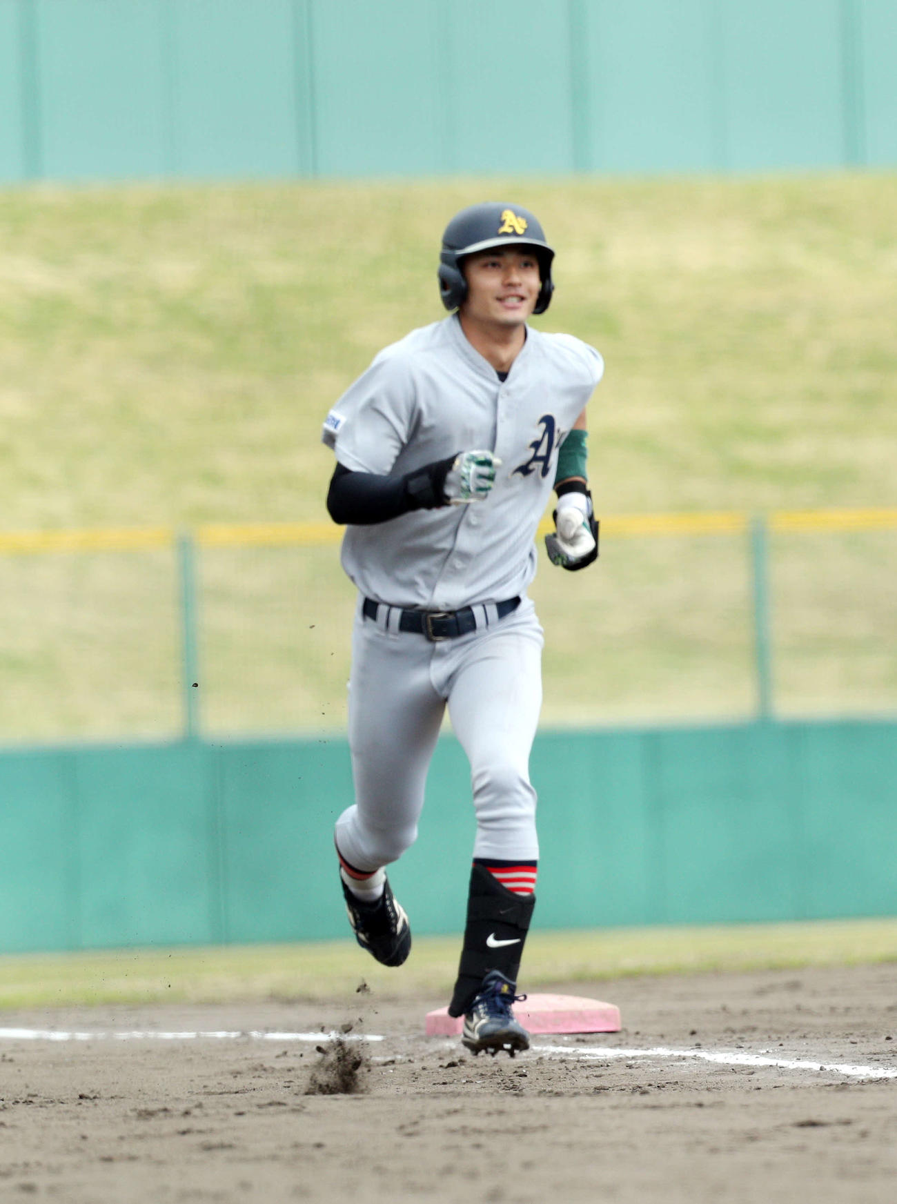 青森大対ノースアジア大　4回裏青森大2死、勝ちこしの本塁打を放ち、ダイヤモンドを一周する青森大・川満（撮影・木村有優）