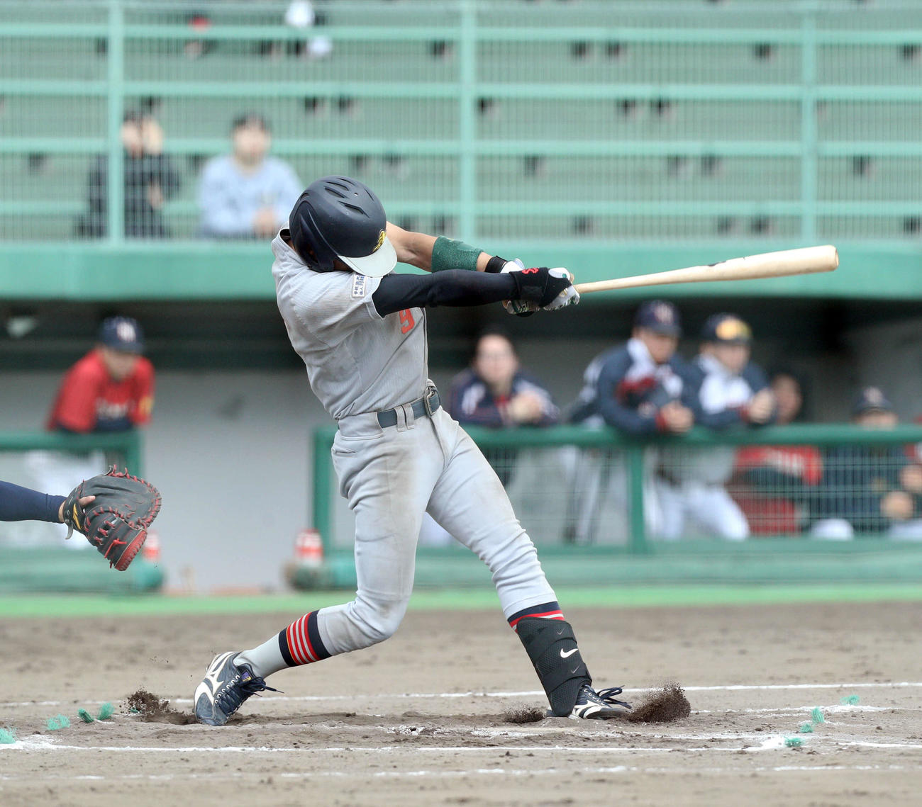 青森大対ノースアジア大　7回裏青森大1死、内野安打を放つ青森大・川満（撮影・木村有優）