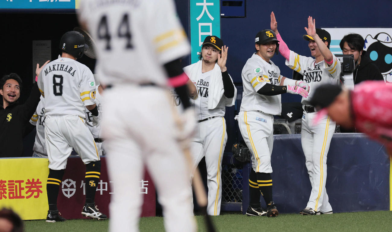 オリックス対ソフトバンク　2回表ソフトバンク1死一塁、上沢（中央）は）左中間に先制2点本塁打を放った嶺井（右から2人目）を迎える（撮影・宮崎幸一）