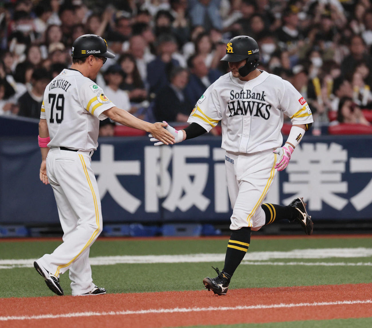 オリックス対ソフトバンク　4回表ソフトバンク無死一、二塁、嶺井は2打席連続となる左越え3点本塁打を放つ（撮影・宮崎幸一）