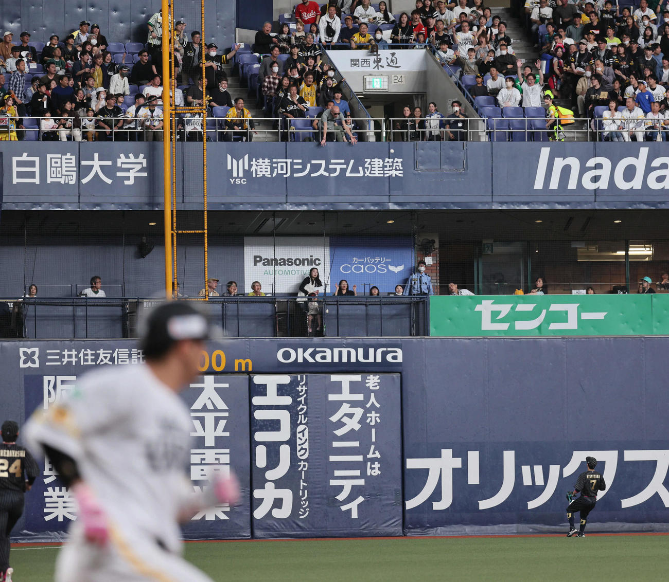オリックス対ソフトバンク　4回表ソフトバンク無死一、二塁、嶺井は2打席連続となる左越え3点本塁打を放つ（撮影・宮崎幸一）