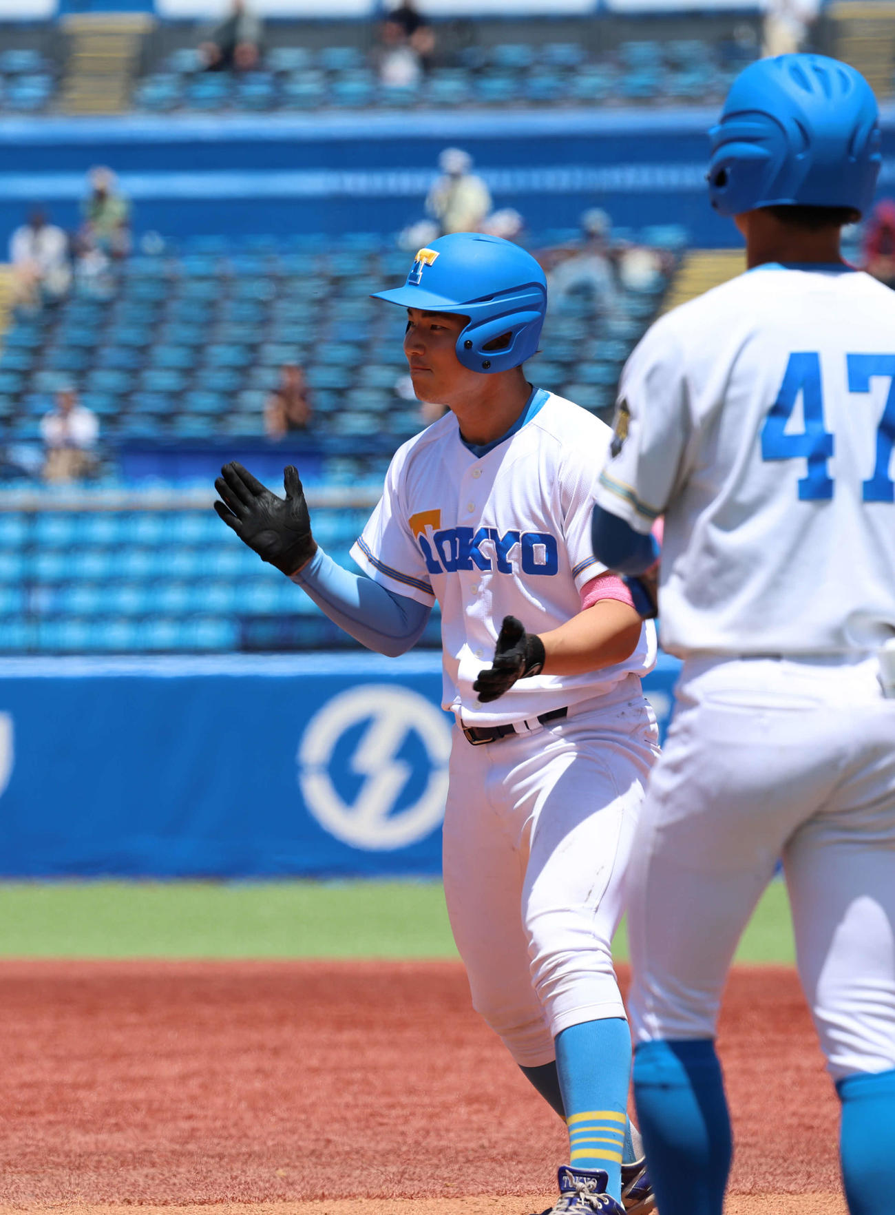 東京6大学野球　東大対法大　4回表東大1死一、三塁、代打工藤は適時打を放ち、手をたたき喜ぶ（撮影・山本朝陽）