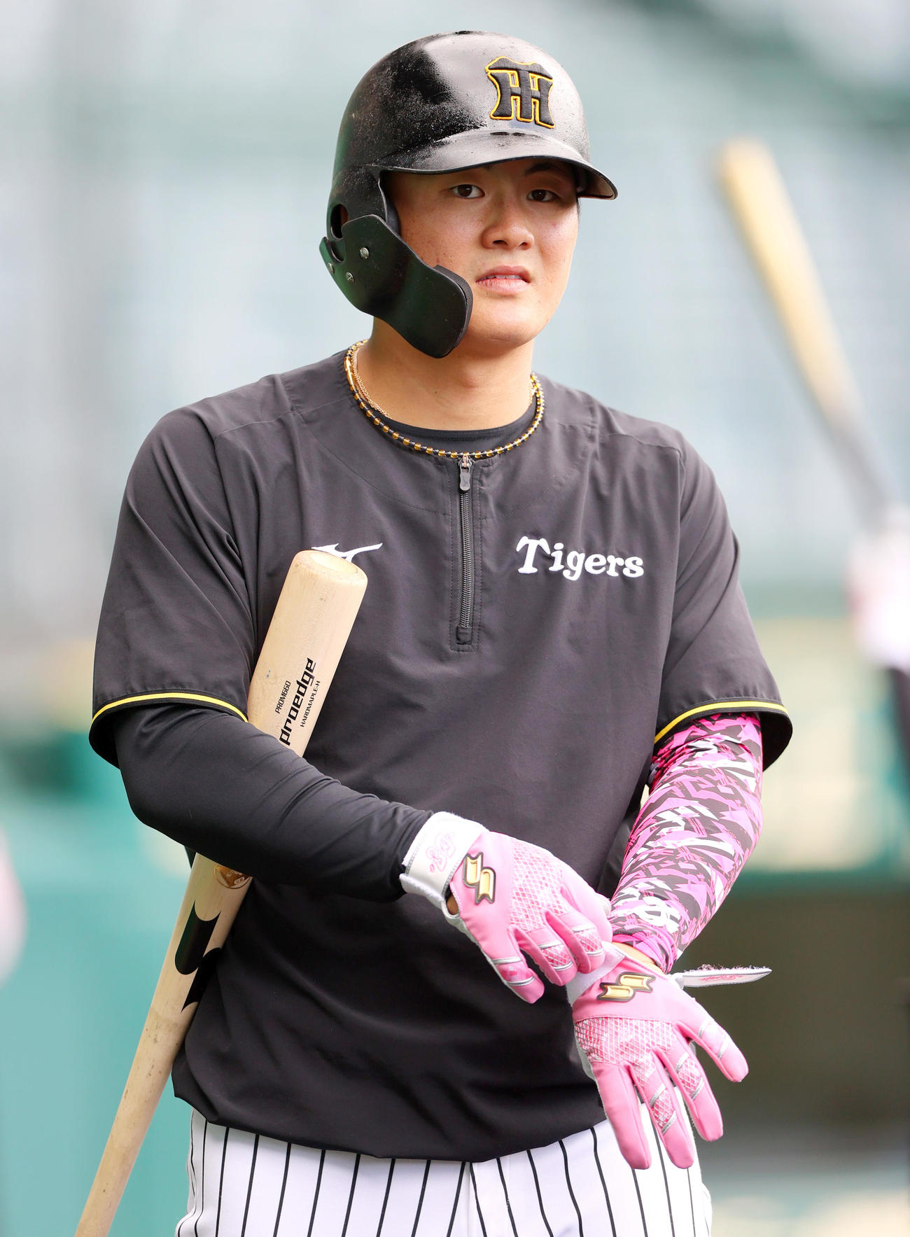阪神対中日　NPBマザーズデーでピンク色のアイテムで練習する阪神前川（撮影・上山淳一）