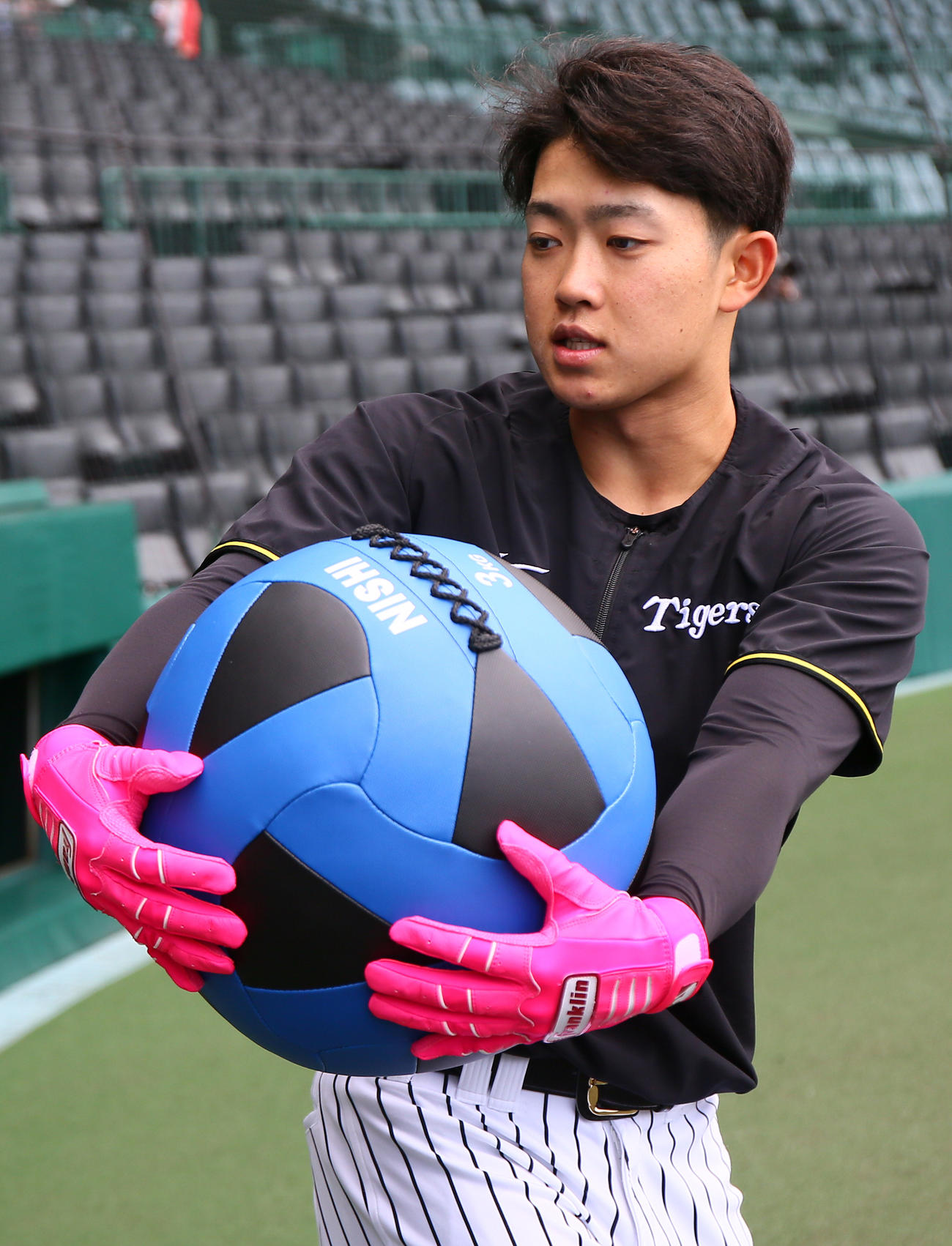 阪神対中日　NPBマザーズデーでピンク色のアイテムで練習する阪神中川（撮影・上山淳一）