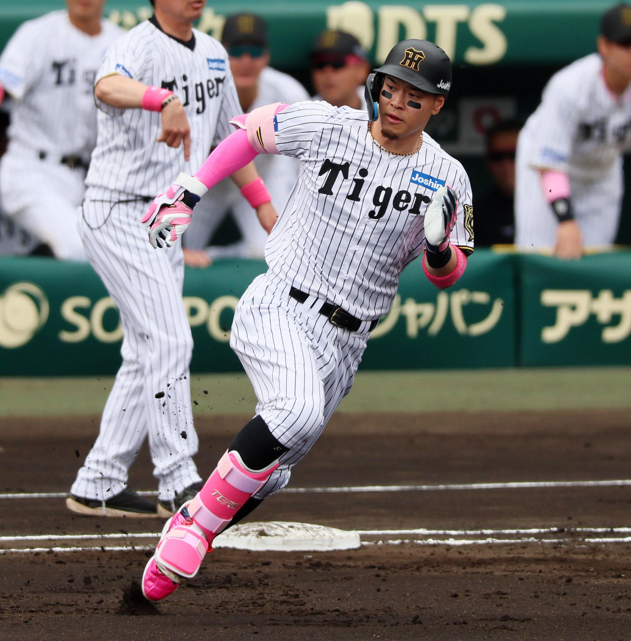 阪神対中日　1回裏阪神2死一塁、佐藤輝は右越え適時二塁打を放つ（撮影・加藤哉）
