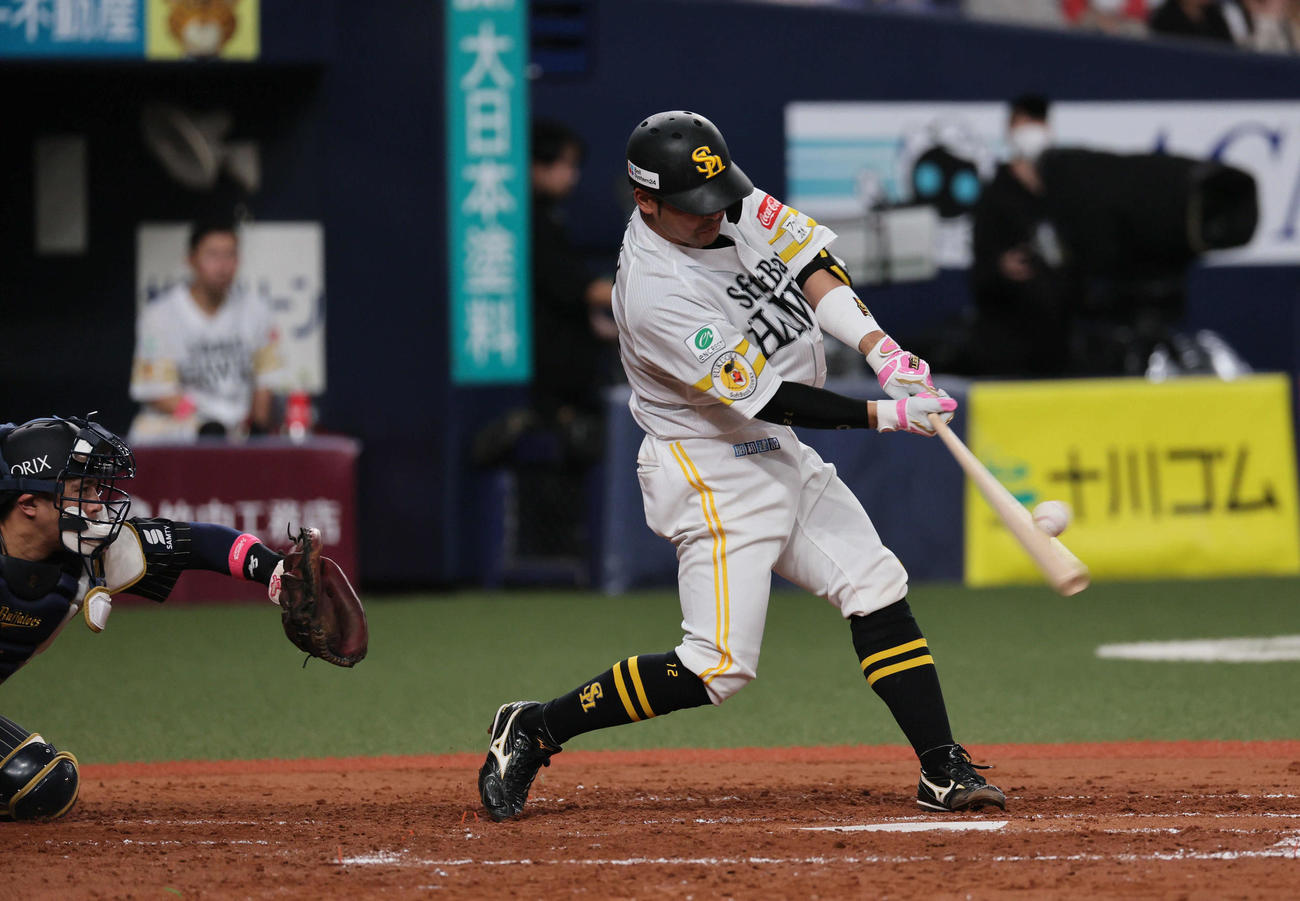 オリックス対ソフトバンク　4回表ソフトバンク無死一、二塁、嶺井は2打席連続となる左越え3点本塁打を放つ（撮影・宮崎幸一）