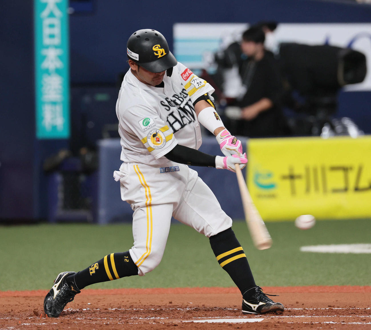 オリックス対ソフトバンク　2回表ソフトバンク1死一塁、嶺井は左中間に先制2点本塁打を放つ（撮影・宮崎幸一）