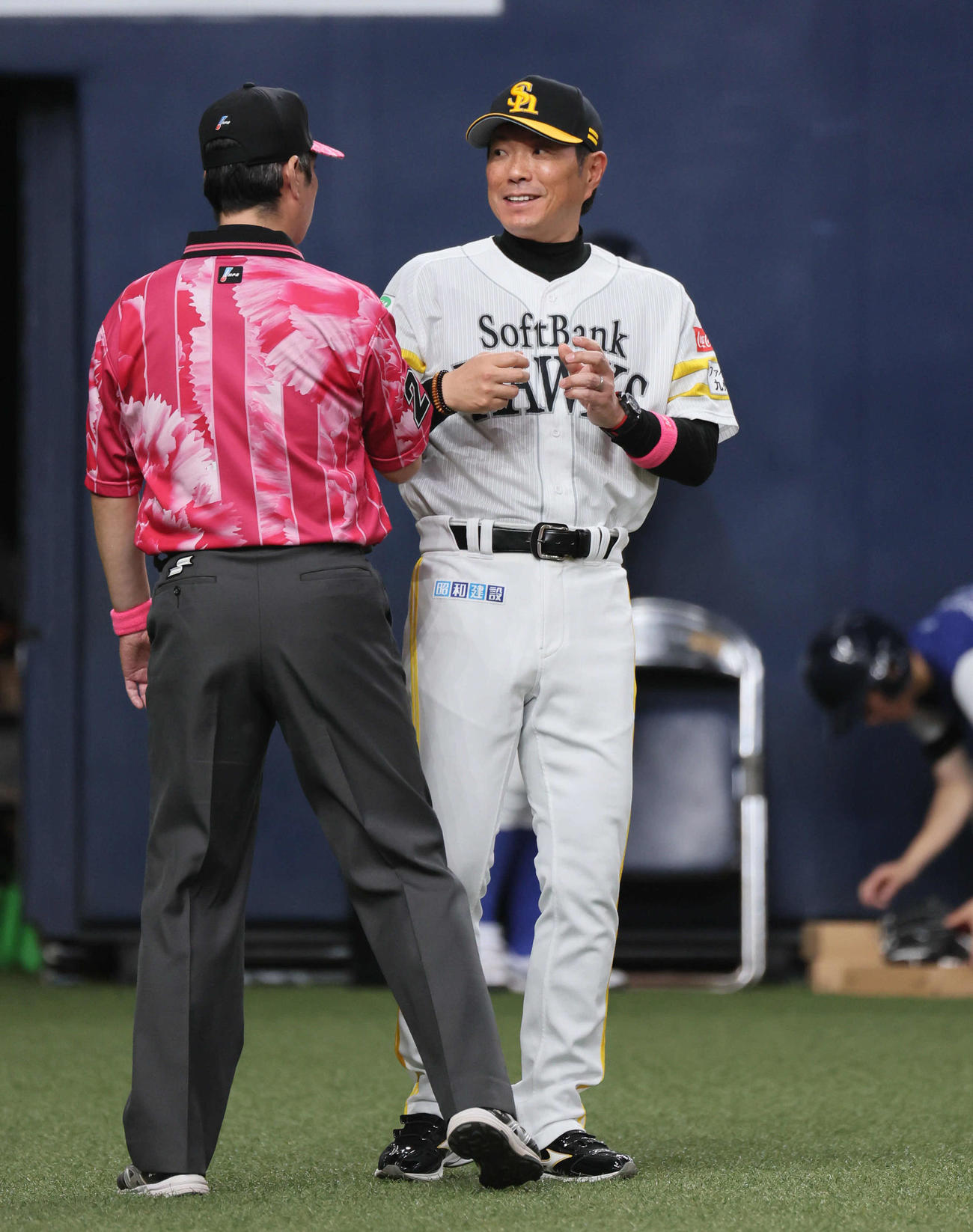 オリックス対ソフトバンク　5回裏オリックス攻撃終了、ソフトバンク小久保監督は、審判に何やら確認する（撮影・宮崎幸一）