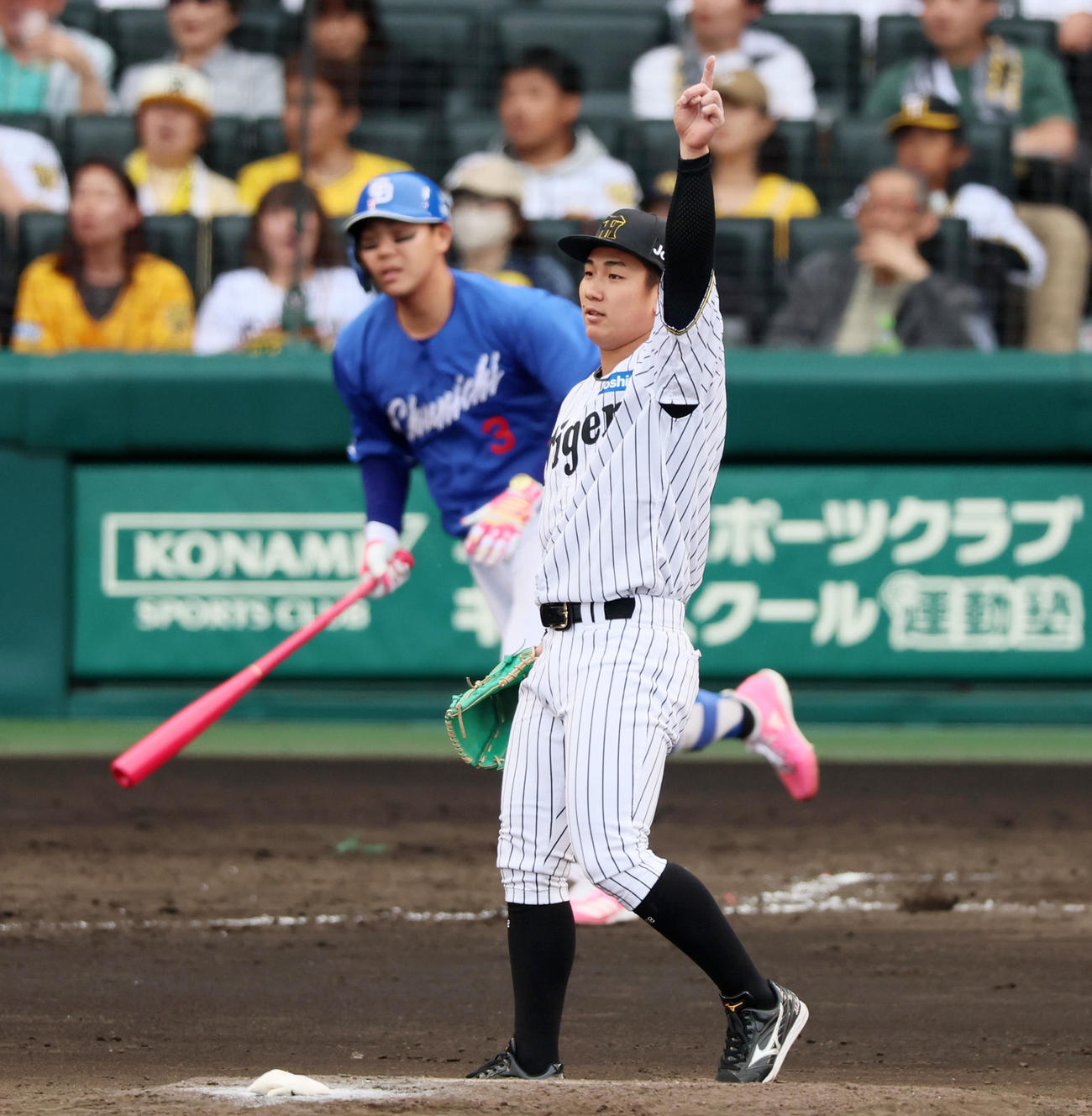 阪神対中日　5回表中日無死、伊原は高橋周を右飛に仕留めマウンドで手を上げる（撮影・加藤哉）