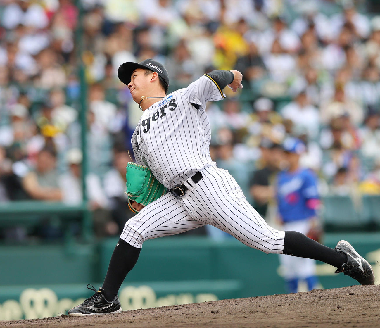 阪神対中日　力投する阪神先発の伊原（撮影・上山淳一）