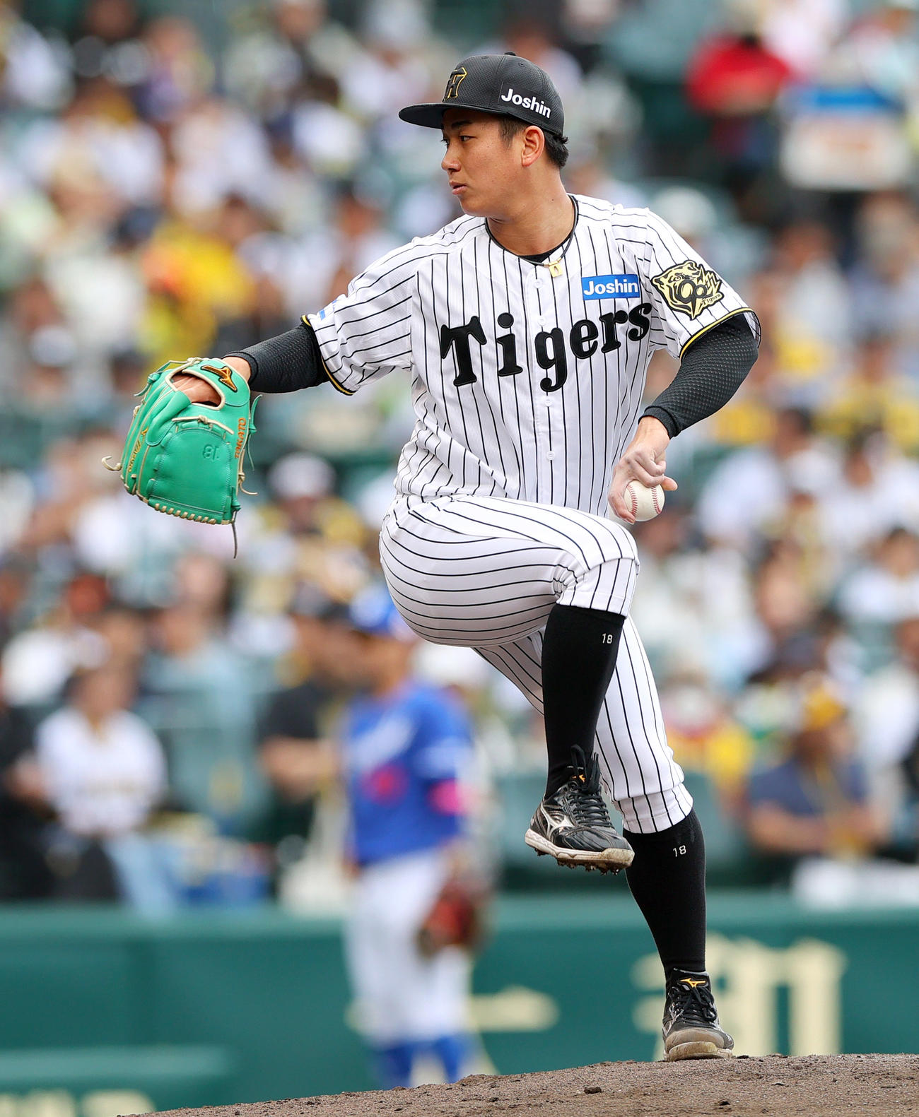 阪神対中日　力投する阪神先発の伊原（撮影・上山淳一）