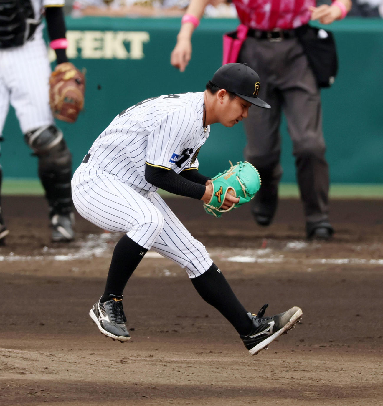 阪神対中日　2回表中日2死、伊原は松葉の打球を捕球する（撮影・加藤哉）