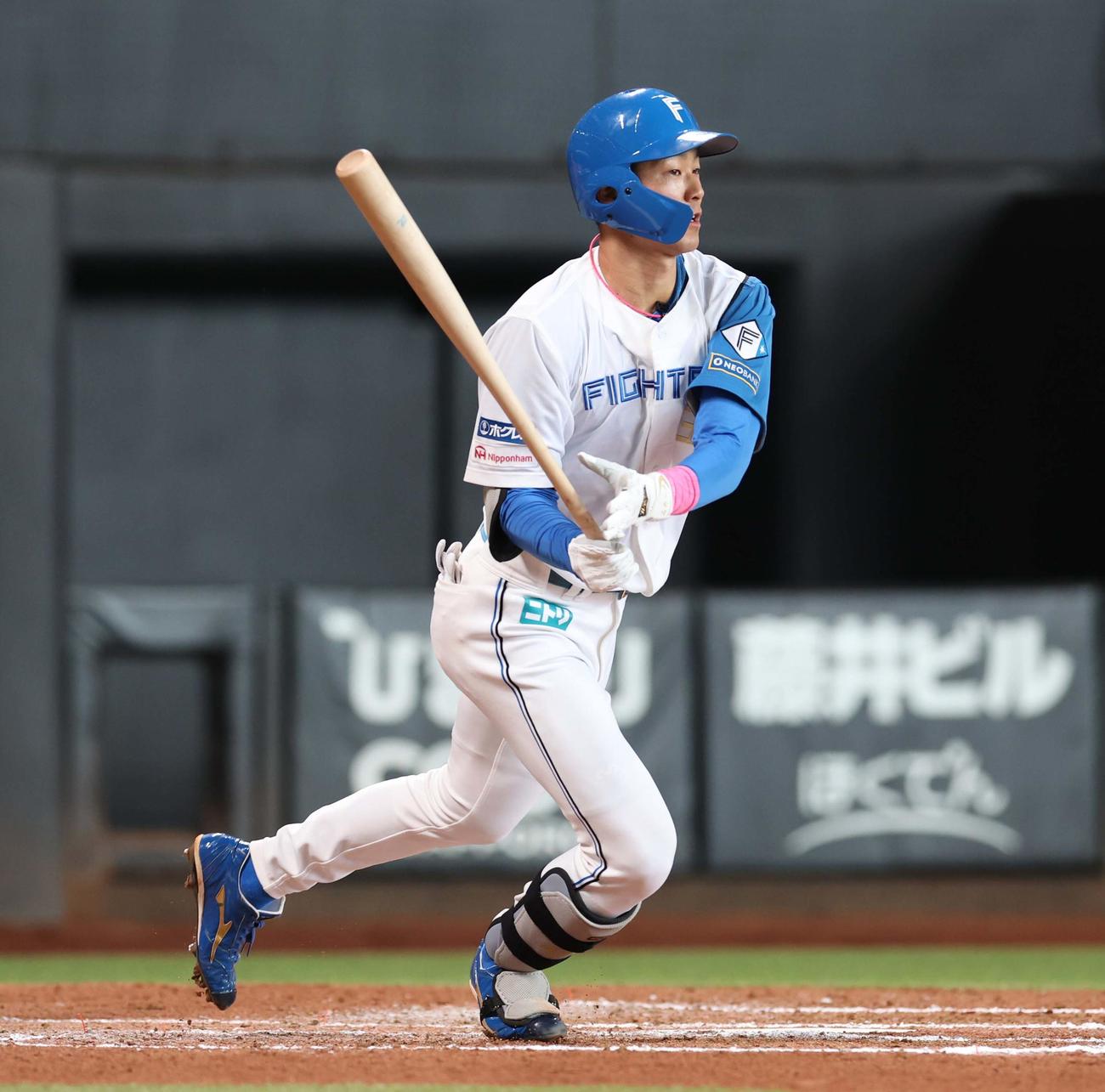 日本ハム対楽天　6回裏日本ハム2死一、三塁、右前適時打を放つ石井（撮影・黒川智章）