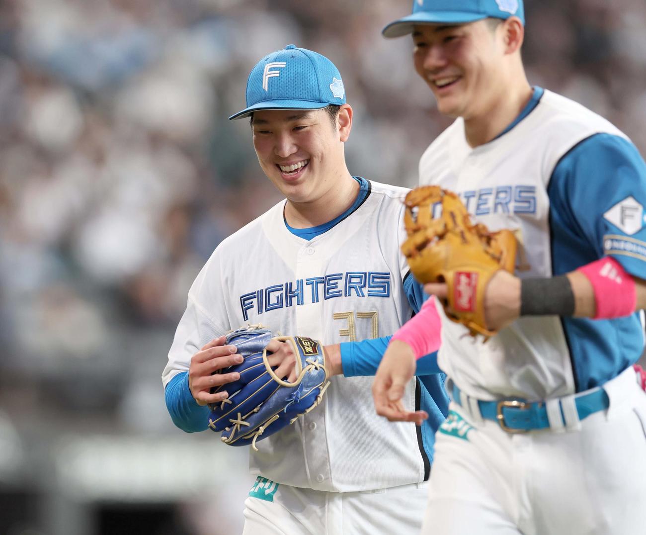 日本ハム対楽天　5回表、打者を3人で抑え笑顔の古林睿煬（左）（撮影・黒川智章）