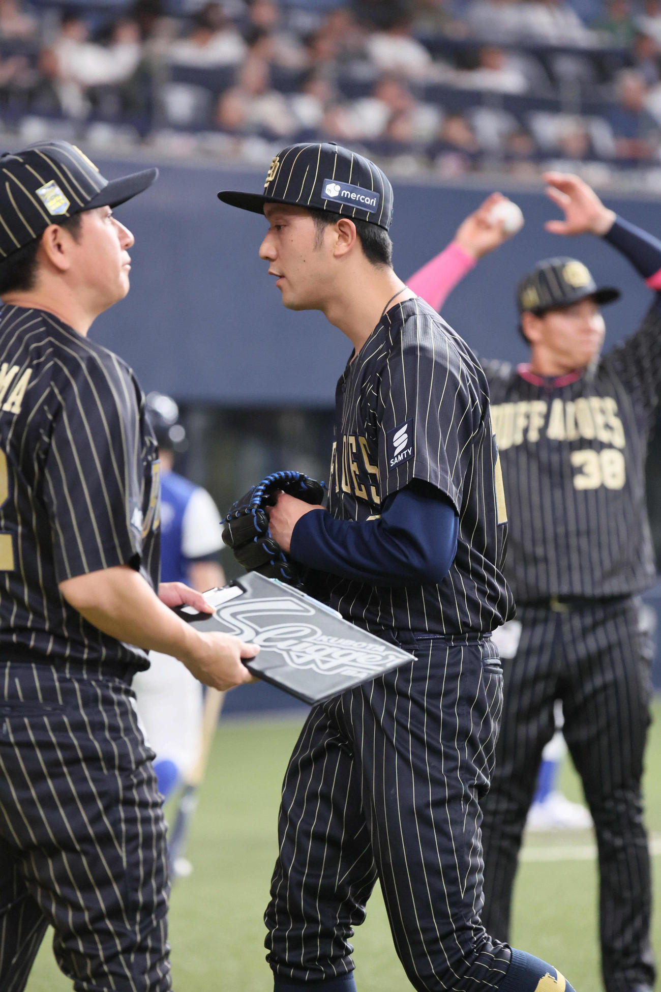 オリックス対ソフトバンク　4回表ソフトバンク攻撃終了、田嶋は嶺井に2打席連続となる左越え3点本塁打を浴び5点を失う（撮影・宮崎幸一）