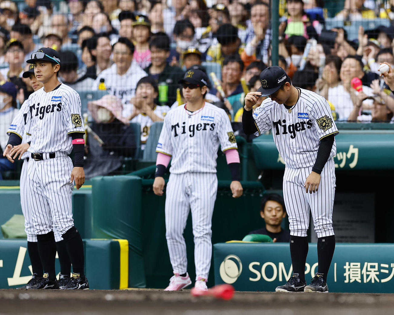 阪神対中日　6回のピンチを切り抜けた2番手湯浅を一礼で出迎える阪神伊原（右）（撮影・藤尾明華）