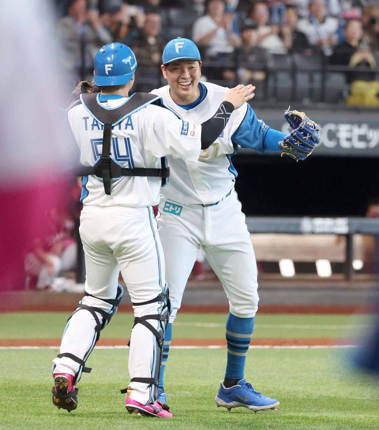日本ハム対楽天　完封勝利し田宮（左）と抱き合う古林睿煬（撮影・黒川智章）
