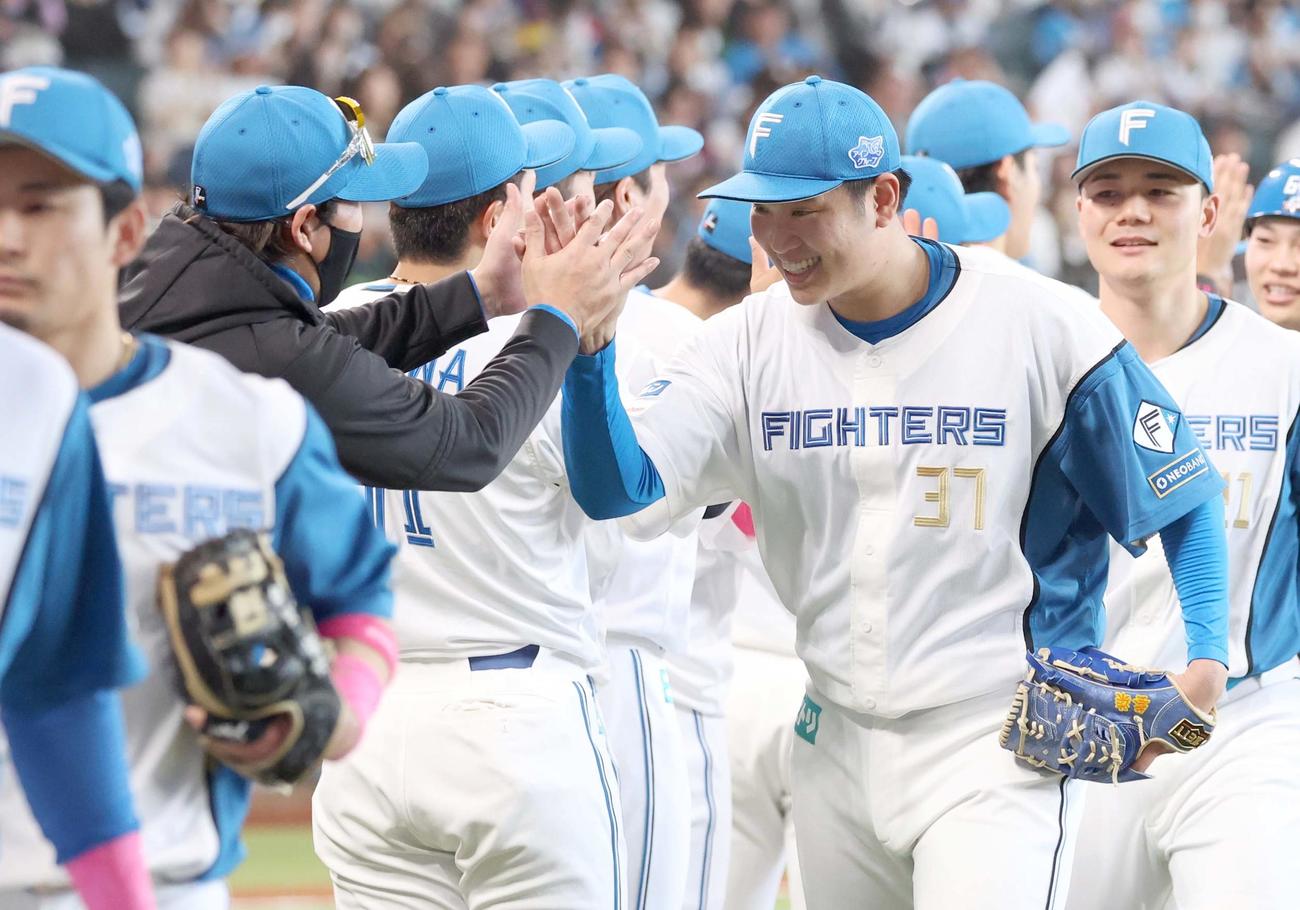 日本ハム対楽天　試合後、古林睿煬を出迎える新庄監督（撮影・黒川智章）