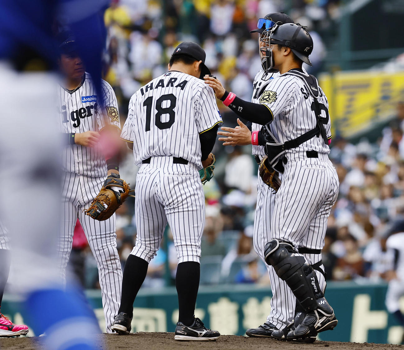 阪神対中日　6回表中日2死一、三塁、降板する伊原（撮影・藤尾明華）
