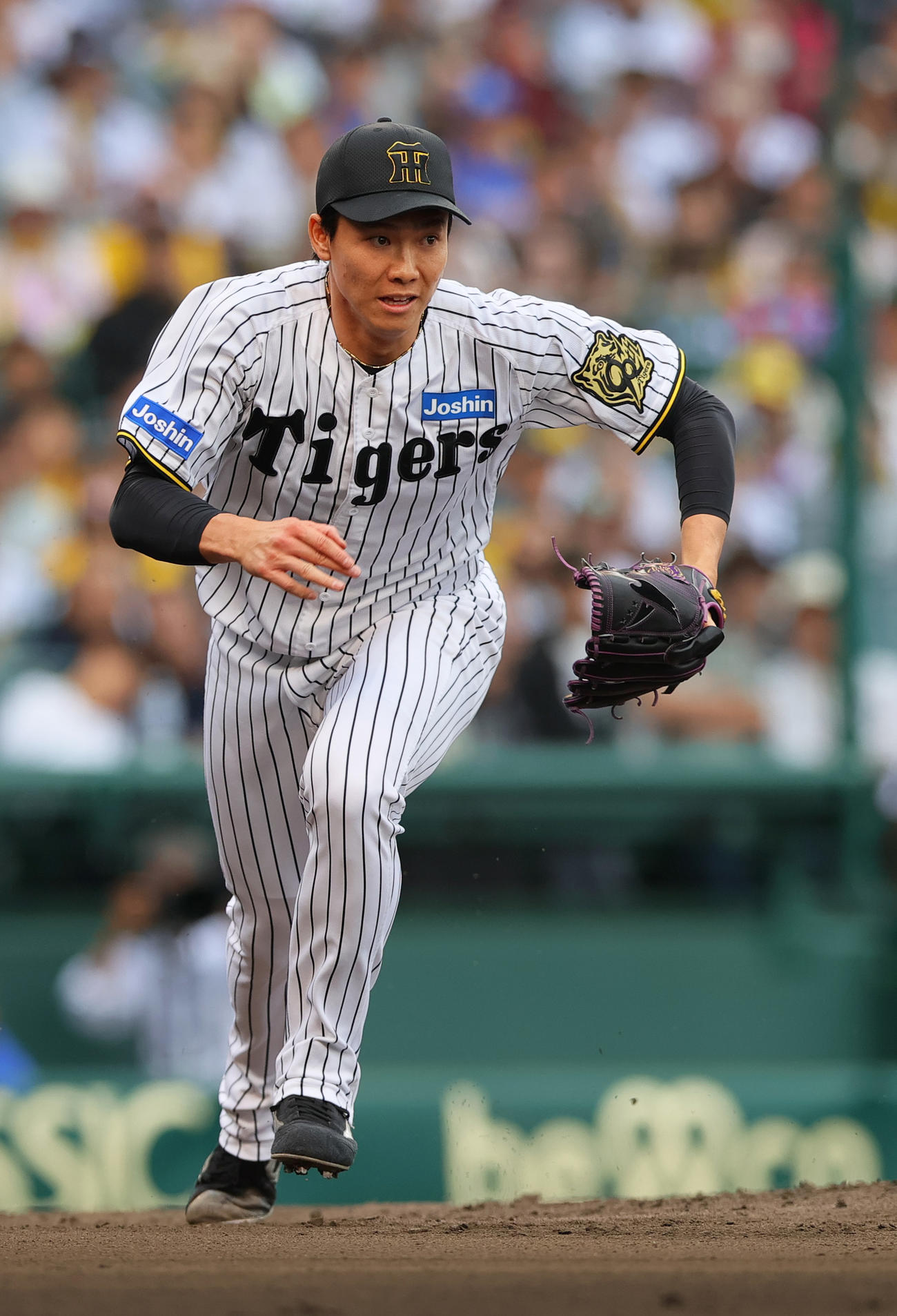 阪神対中日　6回表中日2死満塁、湯浅は高橋周を一ゴロに仕留める（撮影・上山淳一）