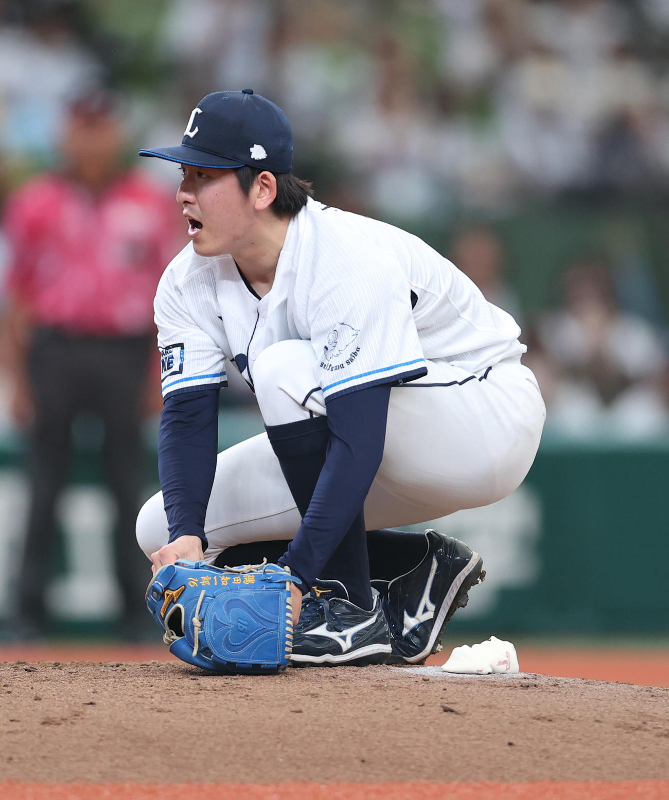 西武対ロッテ　スパイクの紐を直す隅田（撮影・水谷安孝）
