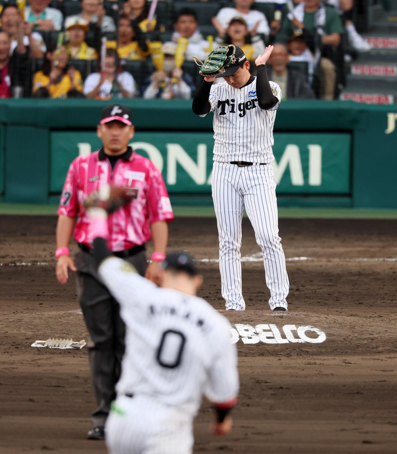 阪神対中日　9回表中日2死一塁、岩崎は木下を遊飛に仕留め試合終了（撮影・加藤哉）