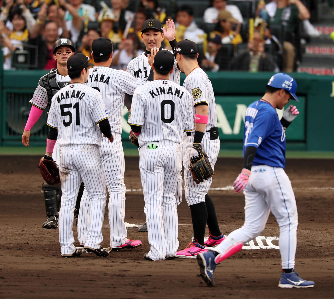 阪神対中日　中日に勝利しマウンドでナインとタッチする岩崎（撮影・加藤哉）