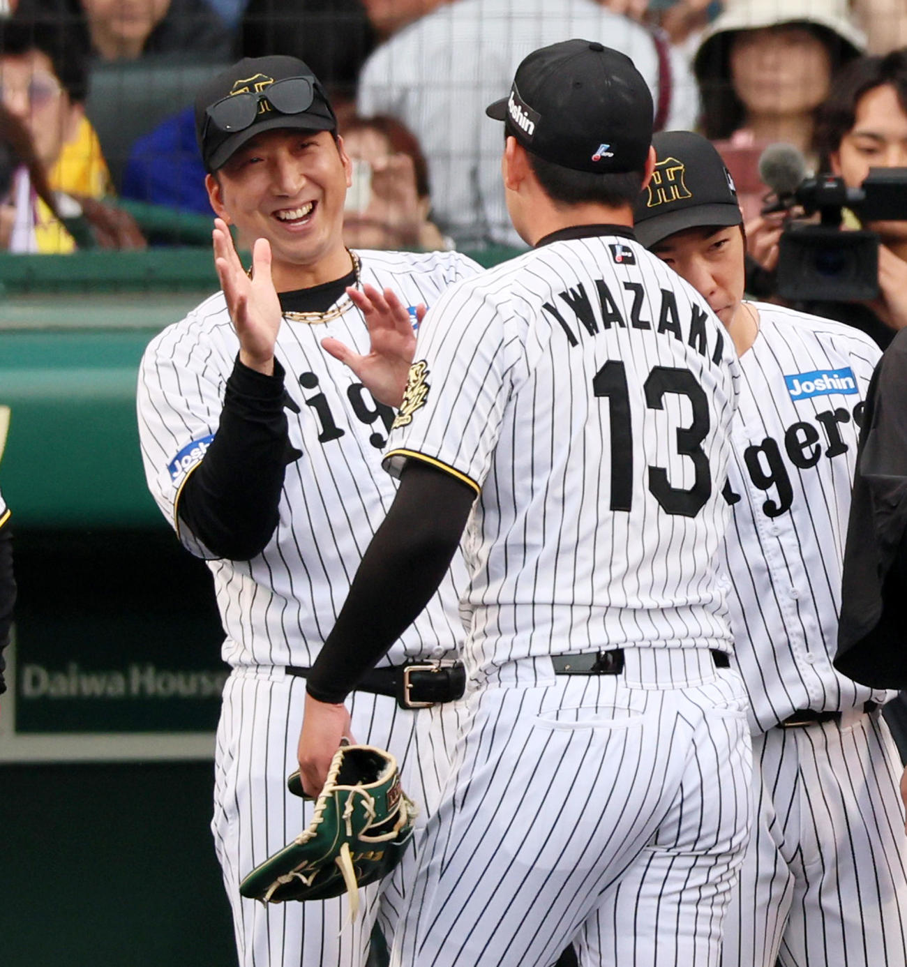 阪神対中日　中日に勝利し岩崎（右）をタッチで迎える藤川監督（撮影・加藤哉）