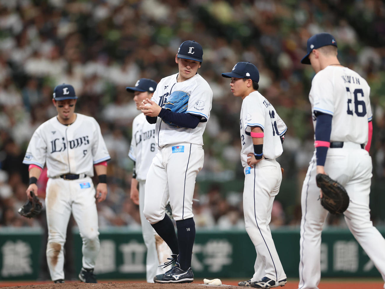 西武対ロッテ　5回表ロッテ2死満塁、ピンチにマウンドに集まる西武ナイン。中央は隅田（撮影・水谷安孝）