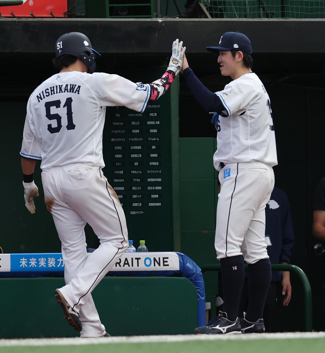 西武対ロッテ　3回裏西武1死一、三塁、渡部聖弥の適時打で生還し隅田の出迎えを受ける西川（撮影・水谷安孝）