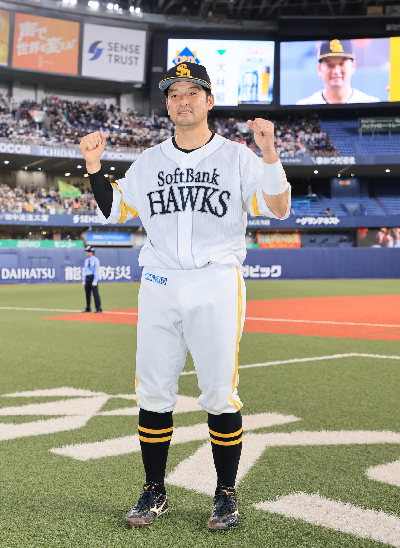 オリックス対ソフトバンク　2本塁打7打点の活躍でヒーローインタビューを受けたソフトバンク嶺井（撮影・宮崎幸一）
