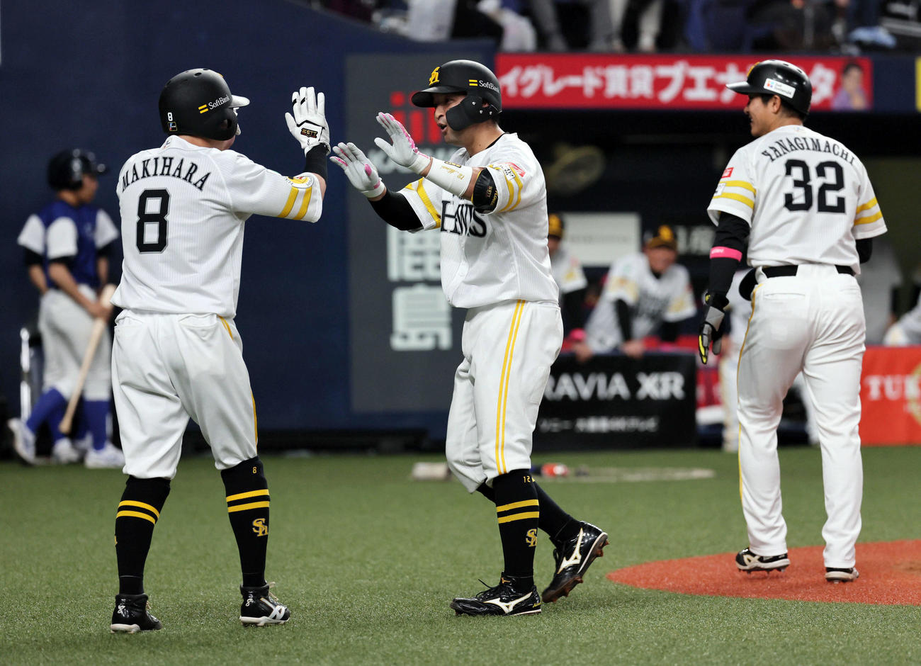 オリックス対ソフトバンク　4回表ソフトバンク無死一、二塁、嶺井は2打席連続となる左越え3点本塁打を放ち、牧原大（左）らとハイタッチ（撮影・宮崎幸一）