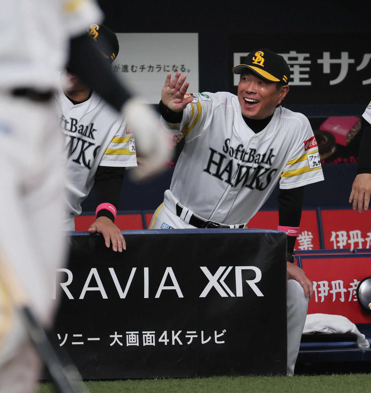 オリックス対ソフトバンク　4回表ソフトバンク無死一、二塁、小久保監督は2打席連続となる左越え3点本塁打を放った嶺井を迎える（撮影・宮崎幸一）