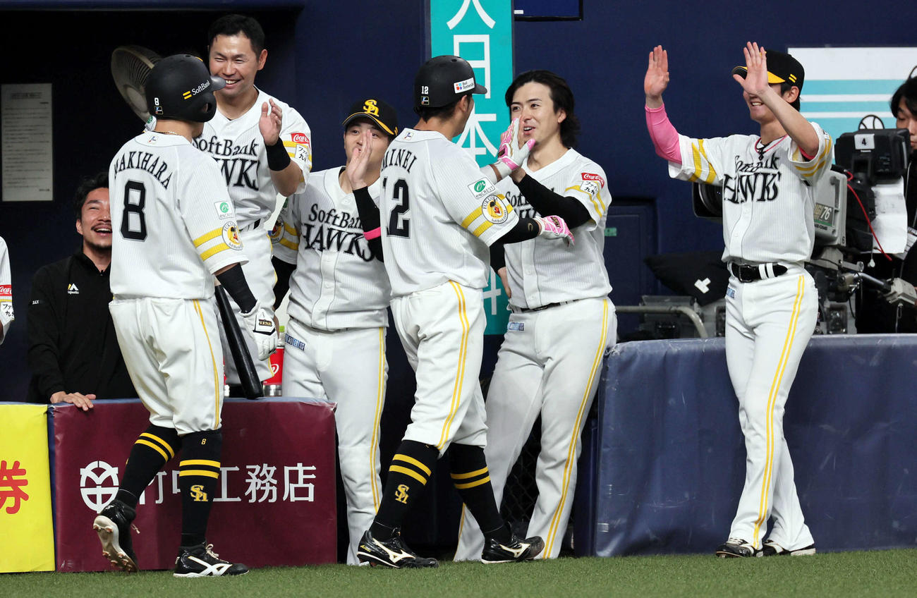 オリックス対ソフトバンク　4回表ソフトバンク無死一、二塁、上沢（右から2人目）は2打席連続となる左越え3点本塁打を放った嶺井を迎える（撮影・宮崎幸一）