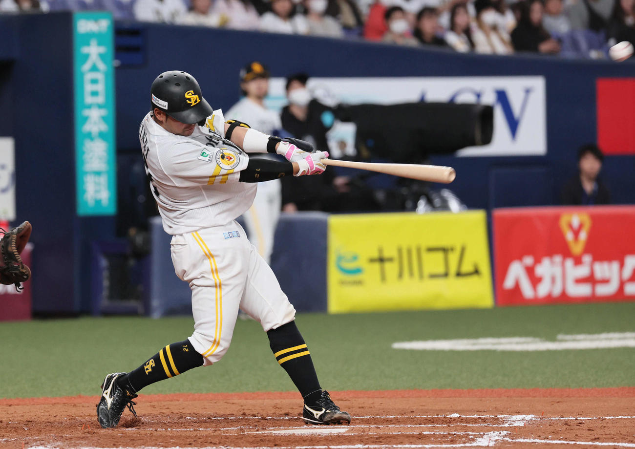 オリックス対ソフトバンク　8回表ソフトバンク1死一、二塁、嶺井博希は中堅フェンス直撃2点適時二塁打を放つ。後方は上沢直之（撮影・宮崎幸一）