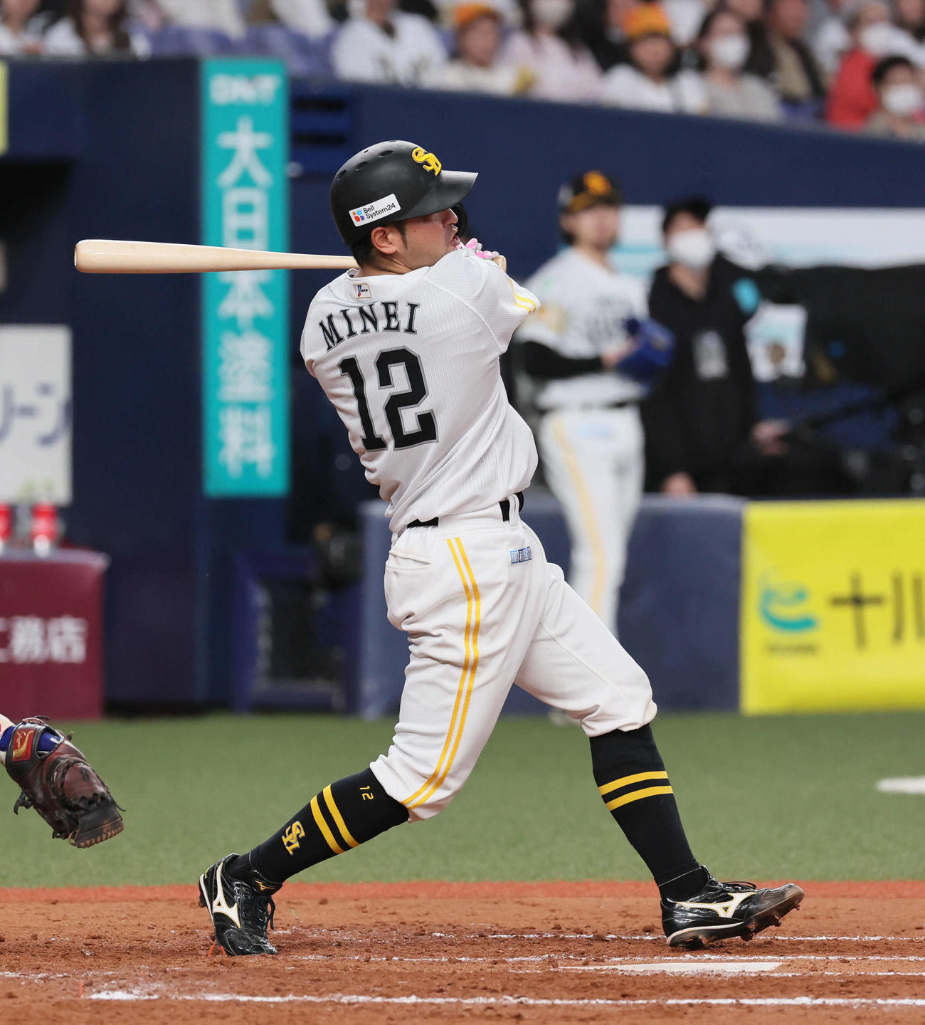 オリックス対ソフトバンク　8回表ソフトバンク1死一、二塁、嶺井博希は中堅フェンス直撃2点適時二塁打を放つ。後方は上沢直之（撮影・宮崎幸一）