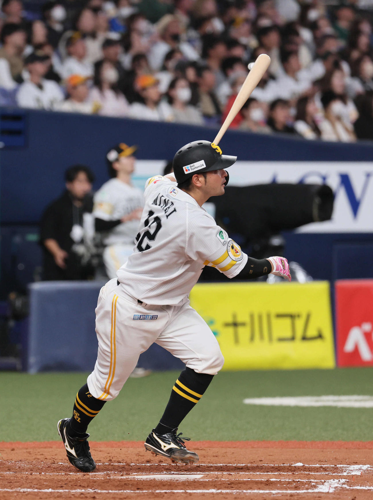 オリックス対ソフトバンク　8回表ソフトバンク1死一、二塁、嶺井博希は中堅フェンス直撃2点適時二塁打を放つ。後方は上沢直之（撮影・宮崎幸一）