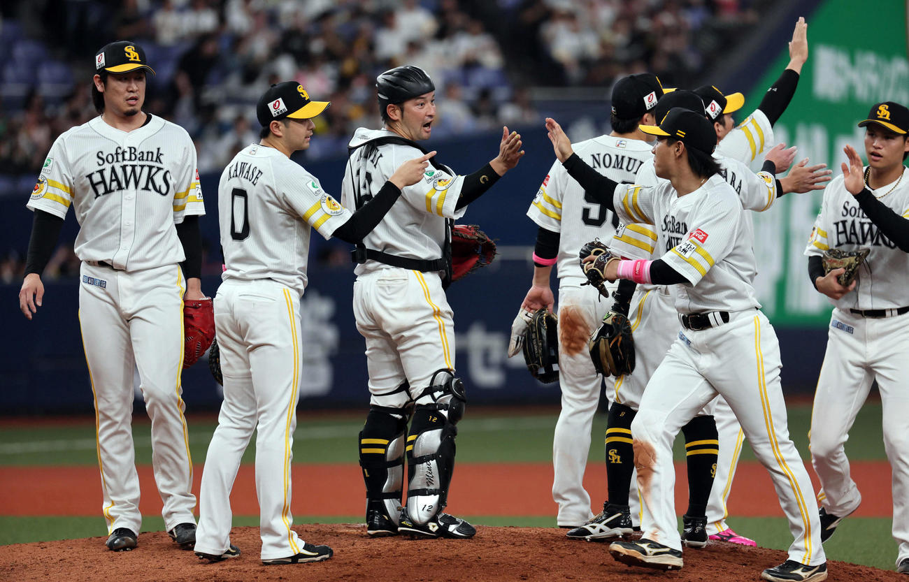 オリックス対ソフトバンク　勝利を祝う嶺井（左から3人目）らソフトバンクナイン（撮影・宮崎幸一）