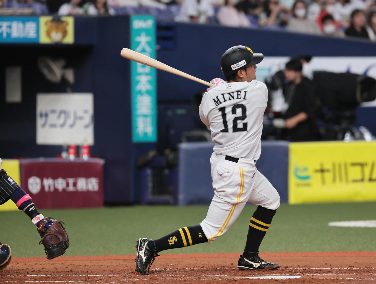 オリックス対ソフトバンク　2回表ソフトバンク1死一塁、嶺井は左中間に先制2点本塁打を放つ（撮影・宮崎幸一）