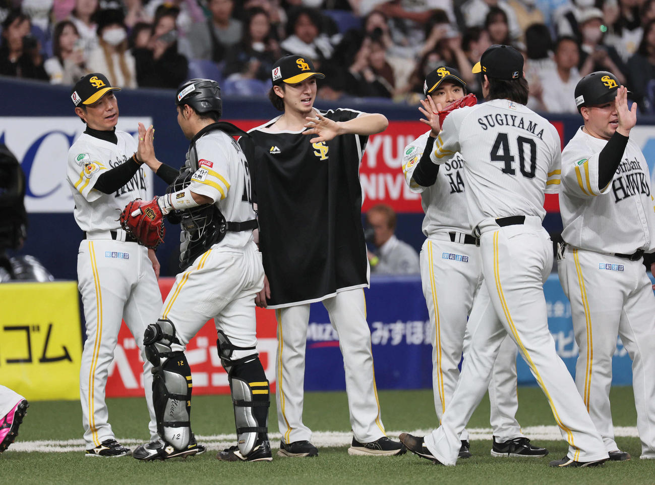 オリックス対ソフトバンク　勝利を祝う、左から小久保監督、嶺井、上沢ら（撮影・宮崎幸一）
