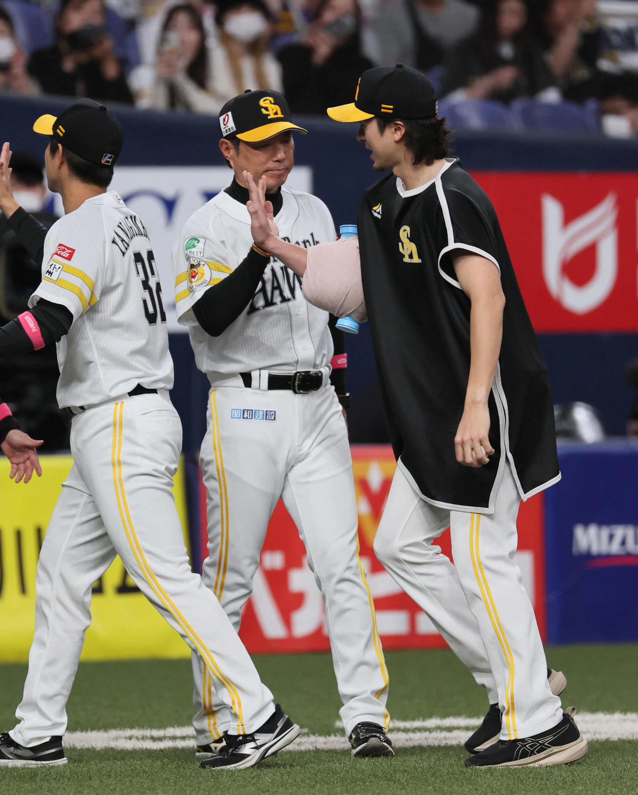 オリックス対ソフトバンク　勝利を祝うソフトバンク小久保監督（中央）と上沢（撮影・宮崎幸一）
