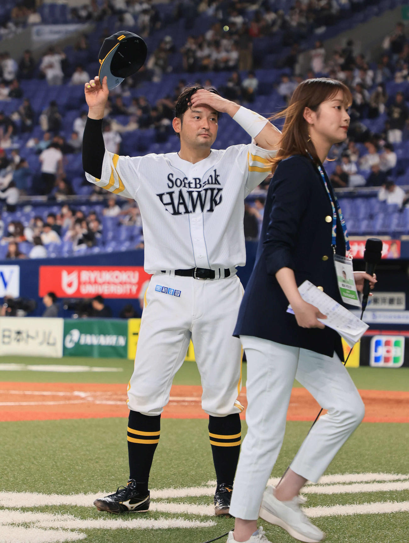 オリックス対ソフトバンク　2本塁打7打点の活躍でヒーローインタビューを受けたソフトバンク嶺井（撮影・宮崎幸一）