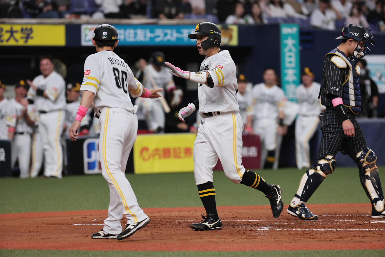 オリックス対ソフトバンク　2回表ソフトバンク1死一塁、嶺井は左中間に先制2点本塁打を放つ（撮影・宮崎幸一）