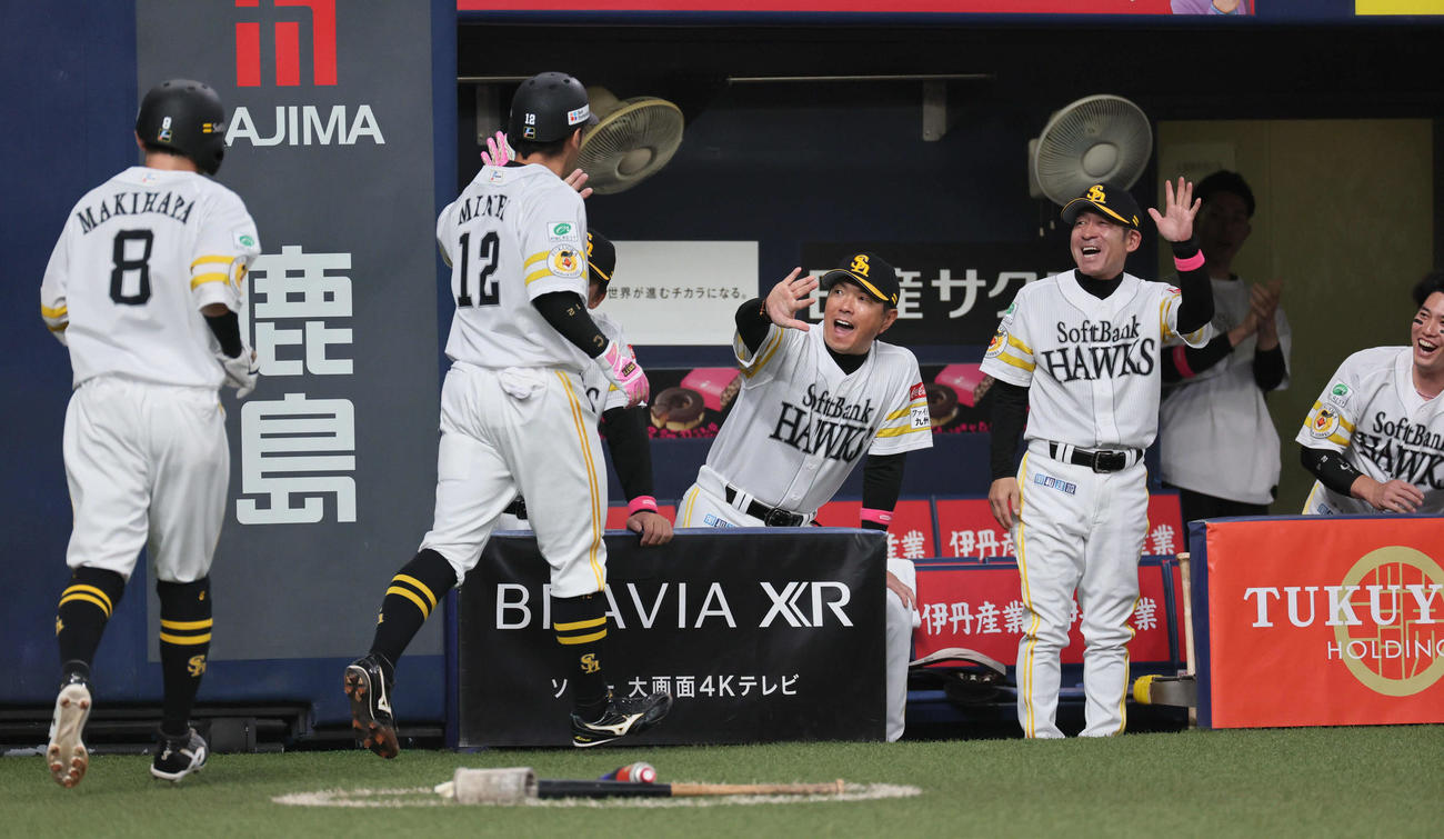 オリックス対ソフトバンク　2回表ソフトバンク1死一塁、小久保監督（左から3人目）は）左中間に先制2点本塁打を放った嶺井（同2人目）を迎える（撮影・宮崎幸一）
