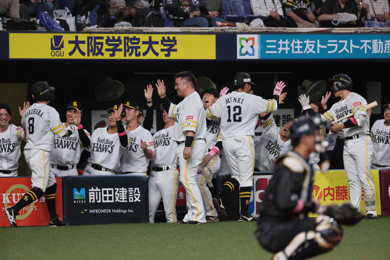 オリックス対ソフトバンク　2回表ソフトバンク1死一塁、左中間に先制2点本塁打を放った嶺井（中央右）を迎えるソフトバンクナイン（撮影・宮崎幸一）