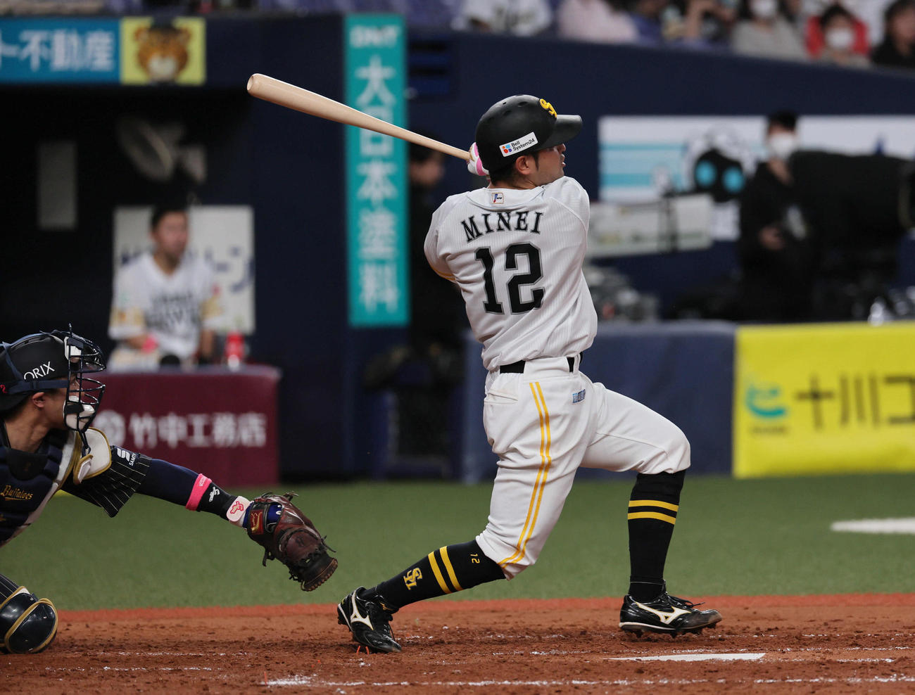 オリックス対ソフトバンク　4回表ソフトバンク無死一、二塁、嶺井は2打席連続となる左越え3点本塁打を放つ（撮影・宮崎幸一）